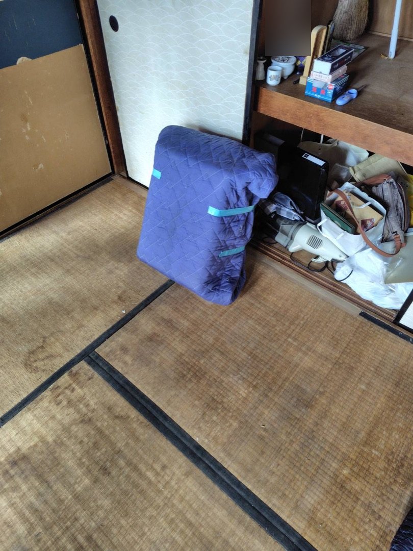 愛知県一宮市 お仏壇を毛布で養生・梱包して搬出する作業の様子
