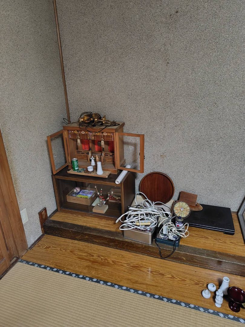 岐阜県加茂郡坂祝町 神棚処分の作業前。飾り棚の上に置かれた神棚