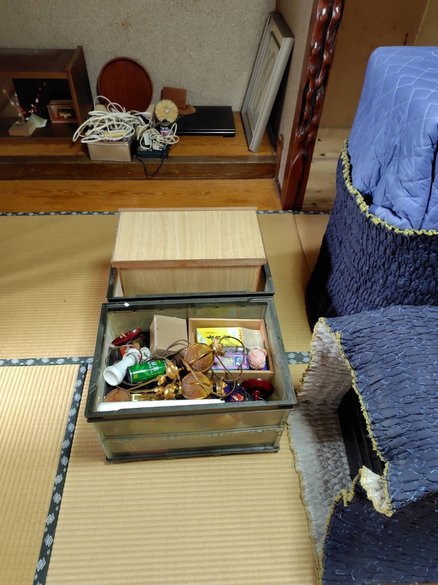 岐阜県加茂郡坂祝町 お仏壇処分の作業風景。仏具をひとつずつ箱に詰めている様子
