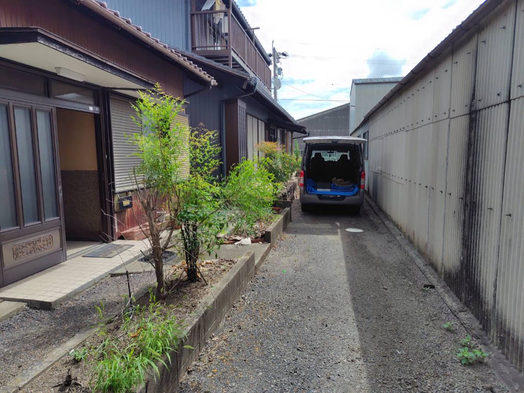 岐阜県加茂郡坂祝町 家の前の小道に停めた小型の回収車両