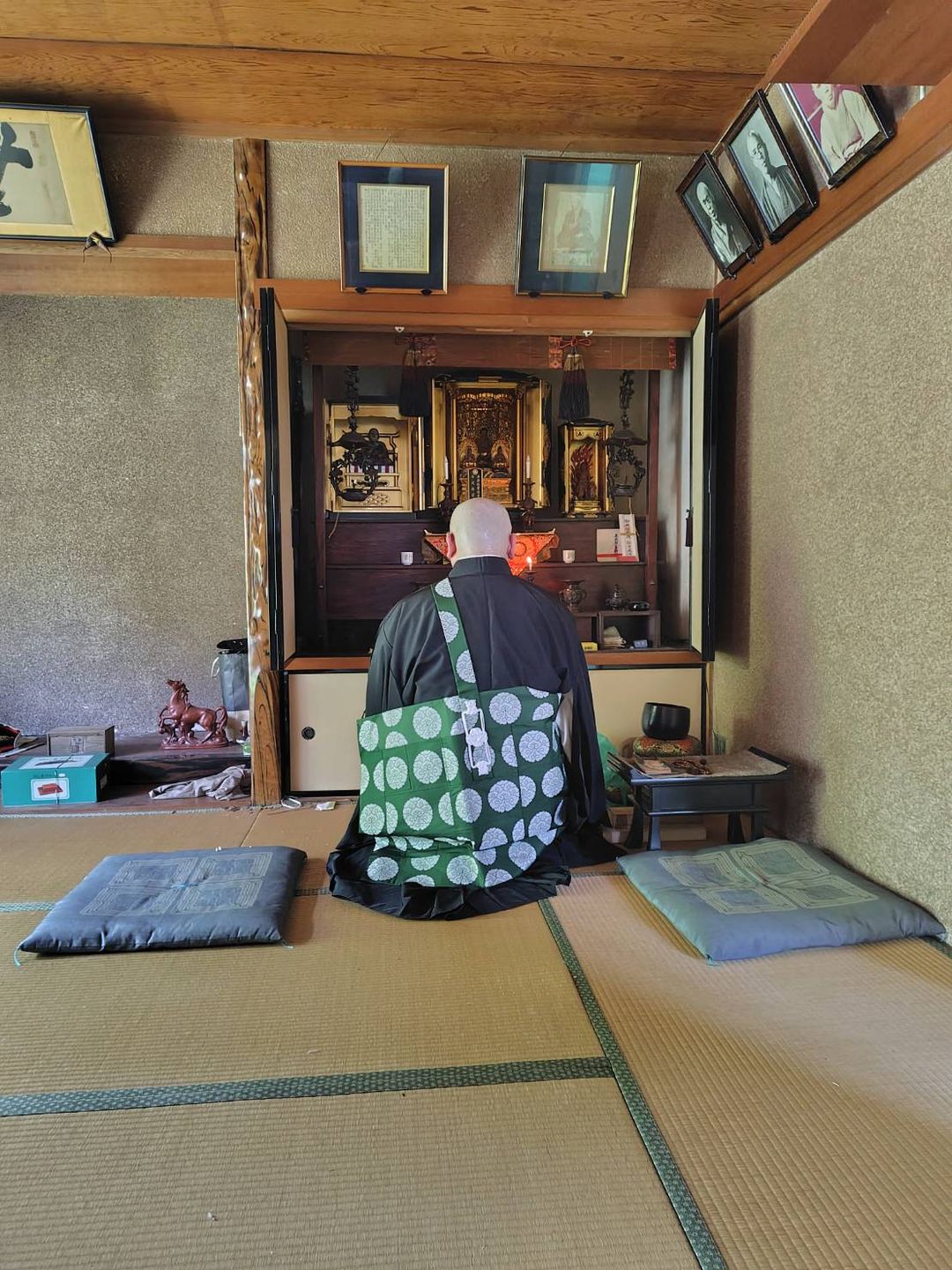 岐阜県岐阜市 お坊さんがお仏壇の前で読経して訪問供養を行う様子