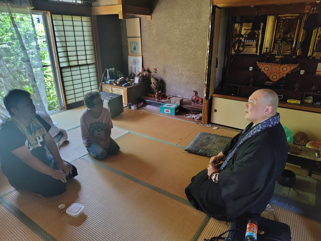 岐阜県岐阜市 訪問供養の当日、お坊さんとご家族が対面してご挨拶する様子