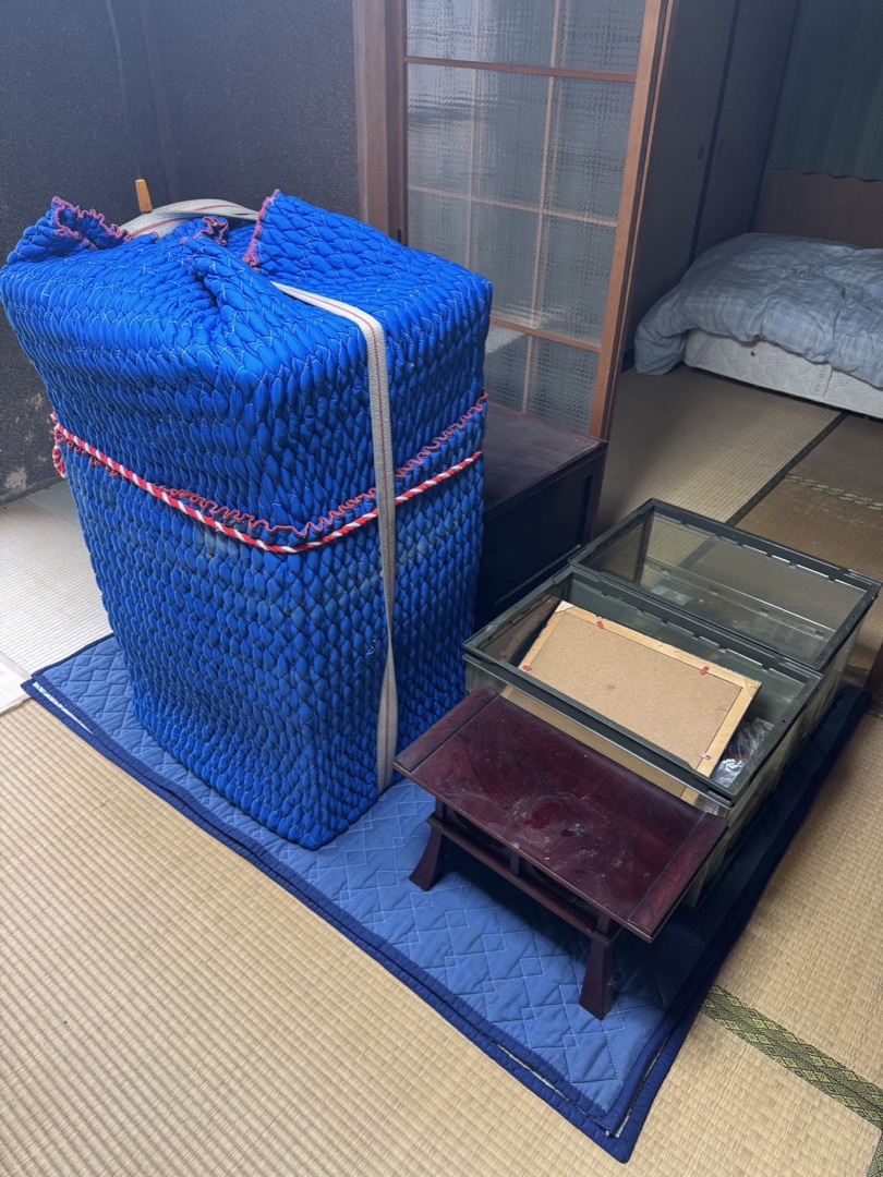 兵庫県加古川市 お仏壇を梱包し、経机・掛け軸とあわせて搬出準備をした様子