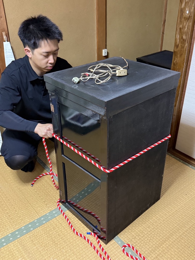 兵庫県川西市 お仏壇を養生しロープで固定する作業の様子