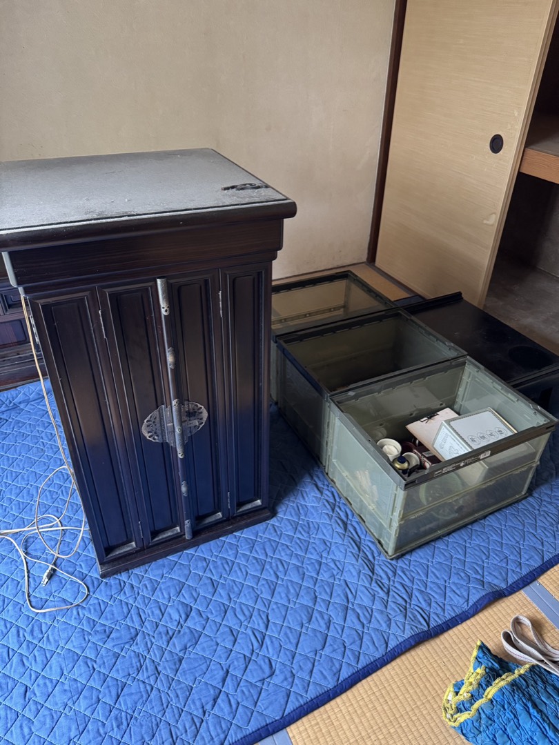 兵庫県神戸市北区 お仏壇を養生して搬出準備・仏具を収納する様子