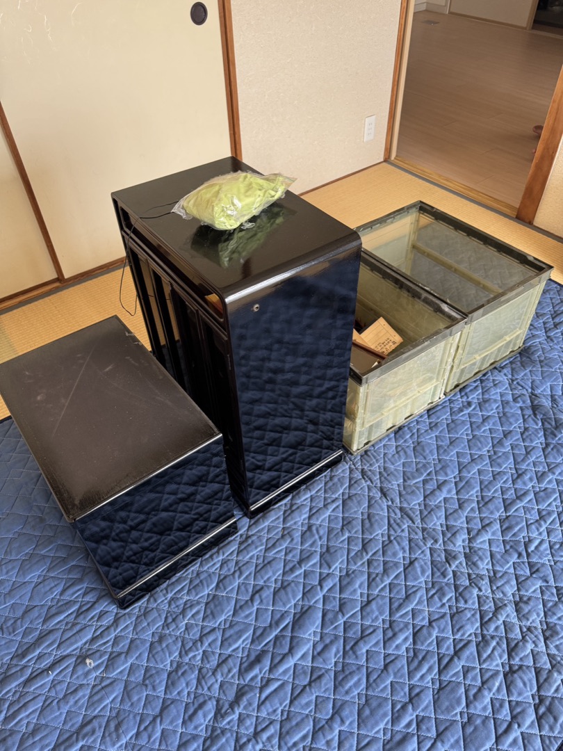 兵庫県西宮市 お仏壇を上下に分解し仏具をコンテナに収めた搬出準備の様子