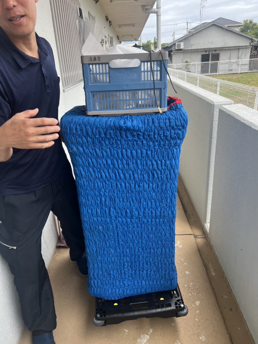 兵庫県小野市 お仏壇処分の作業風景。スタッフが梱包したお仏壇を台車で廊下から搬出する様子