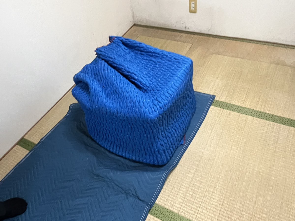 兵庫県小野市 お仏壇処分の作業風景。経机を毛布で梱包した様子
