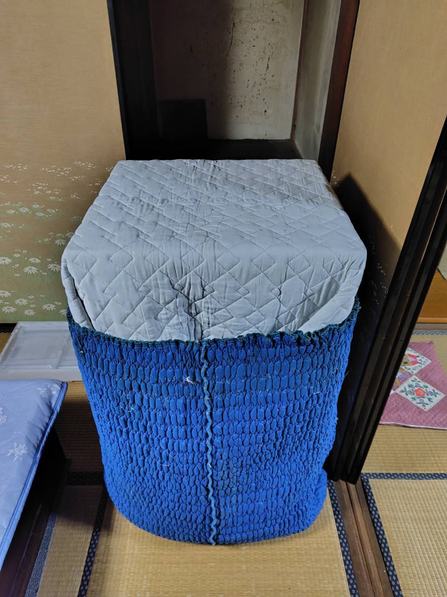 三重県津市 お仏壇処分の作業風景。お仏壇を毛布で梱包した様子