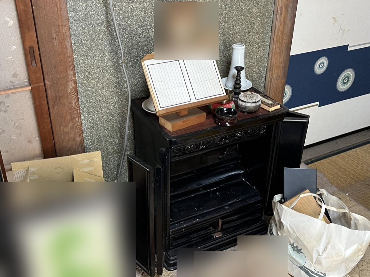 奈良県橿原市 お仏壇処分の作業前。和室に置かれた小型仏壇と仏具・ご遺影