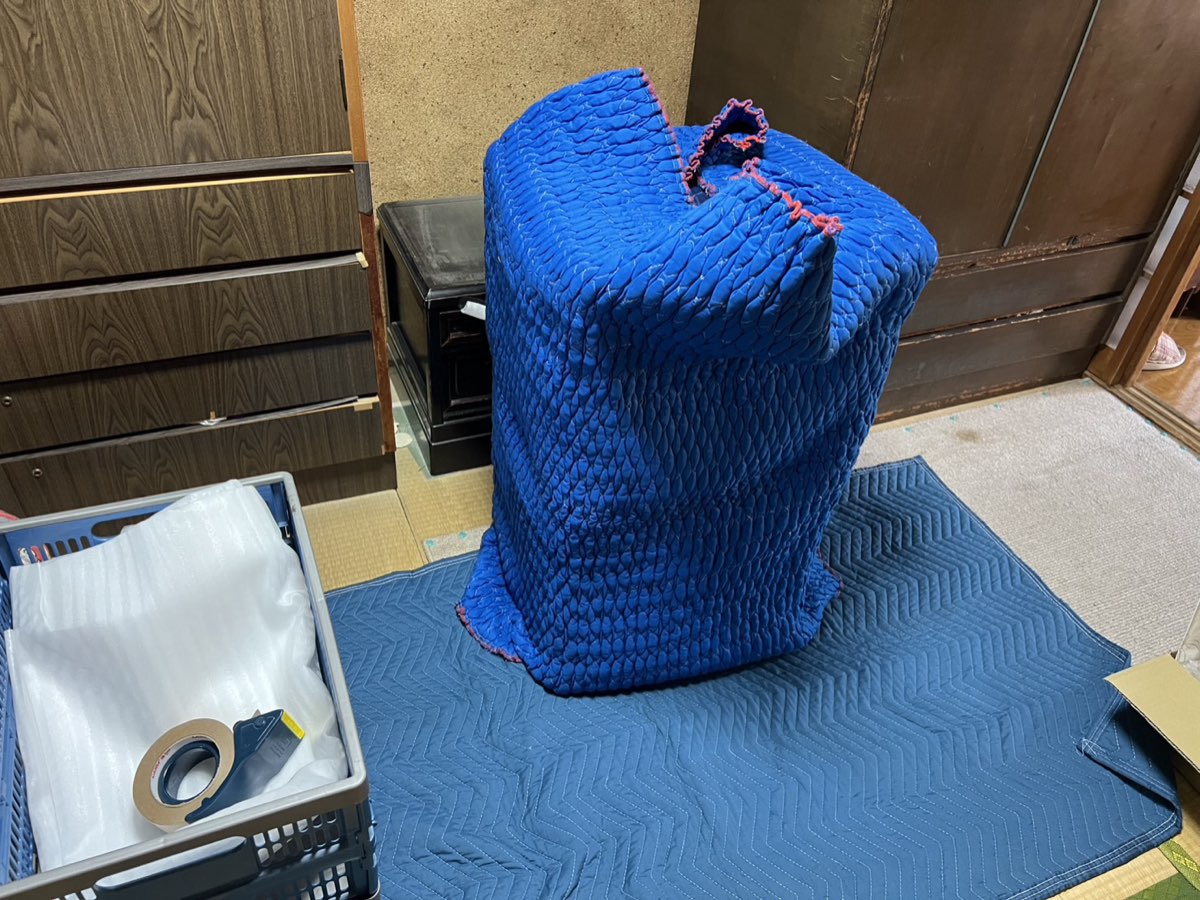 大阪市旭区 お仏壇処分の作業風景。お仏壇を毛布で梱包し床も養生した様子
