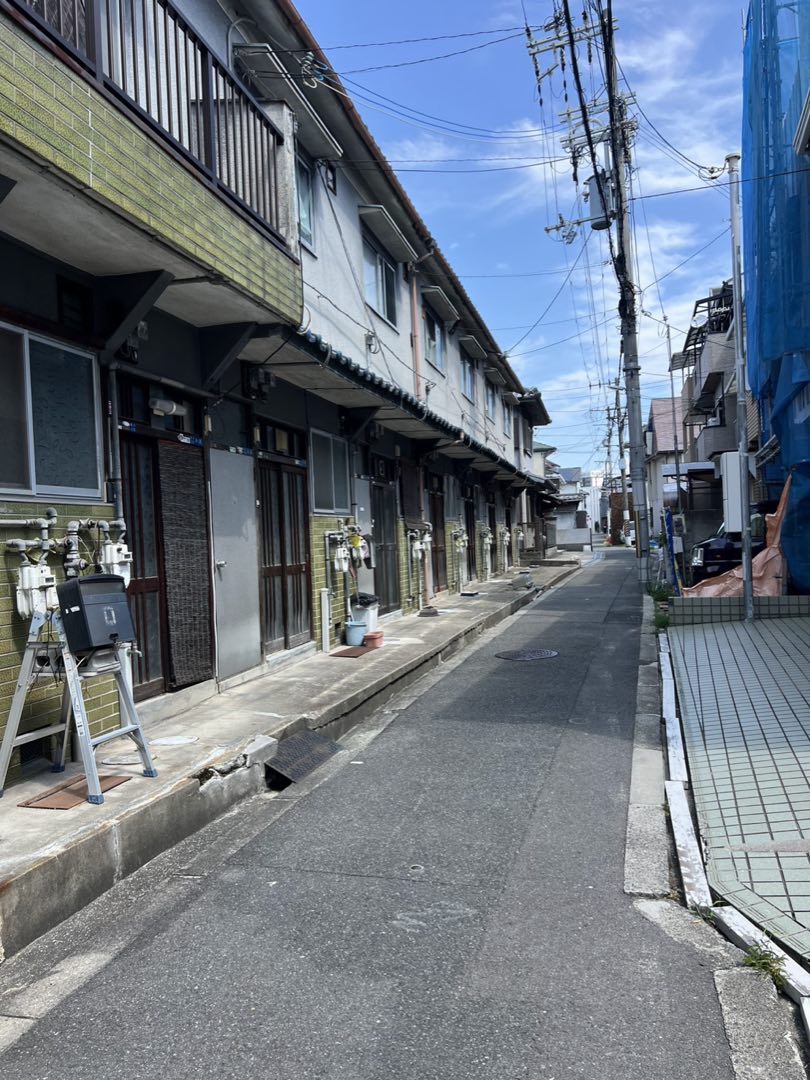 大阪市旭区 昔ながらの文化住宅の前の道。ここから搬出した