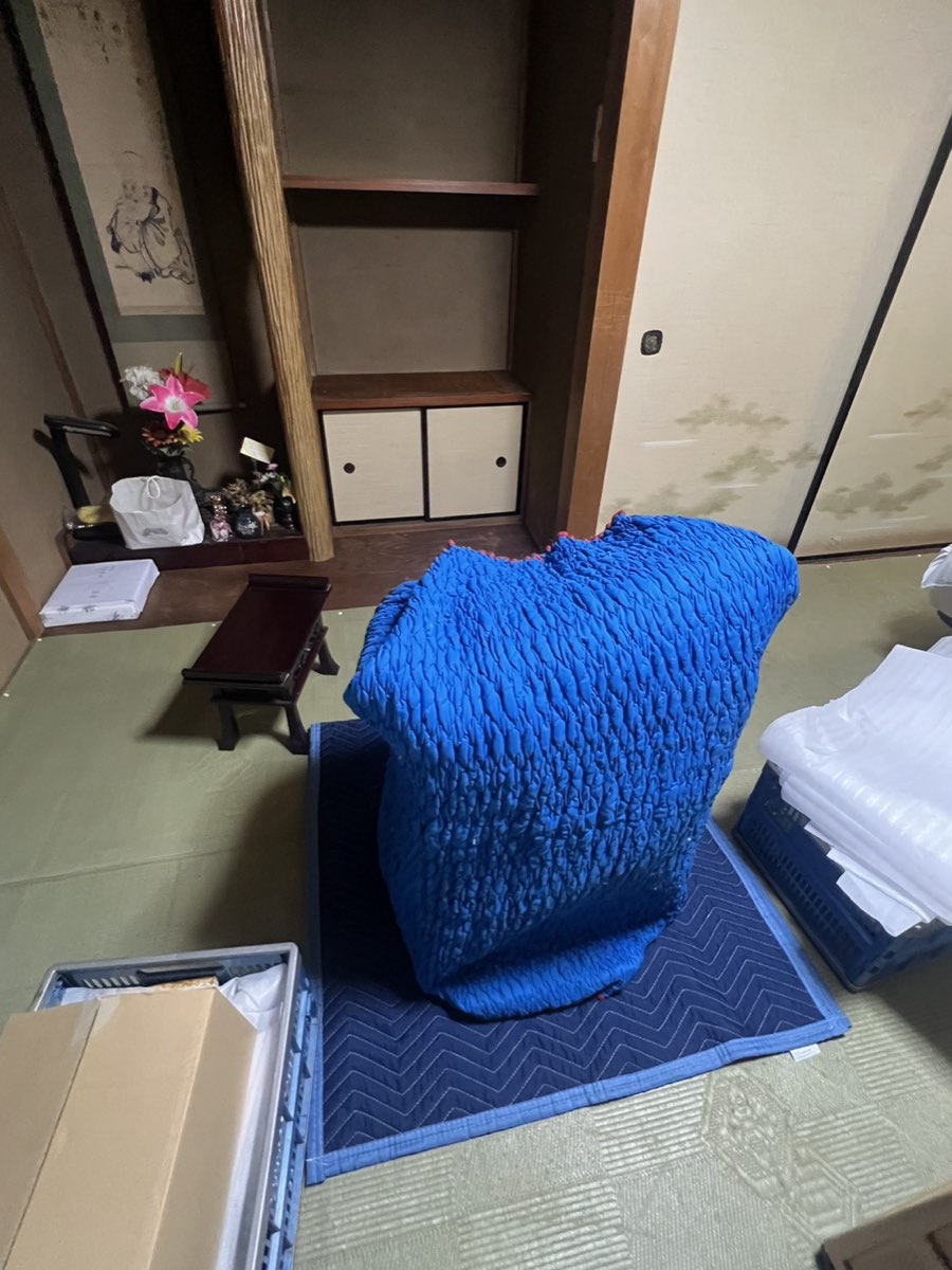 大阪市東住吉区 お仏壇処分の作業風景。梱包を終えた仏壇と養生マット