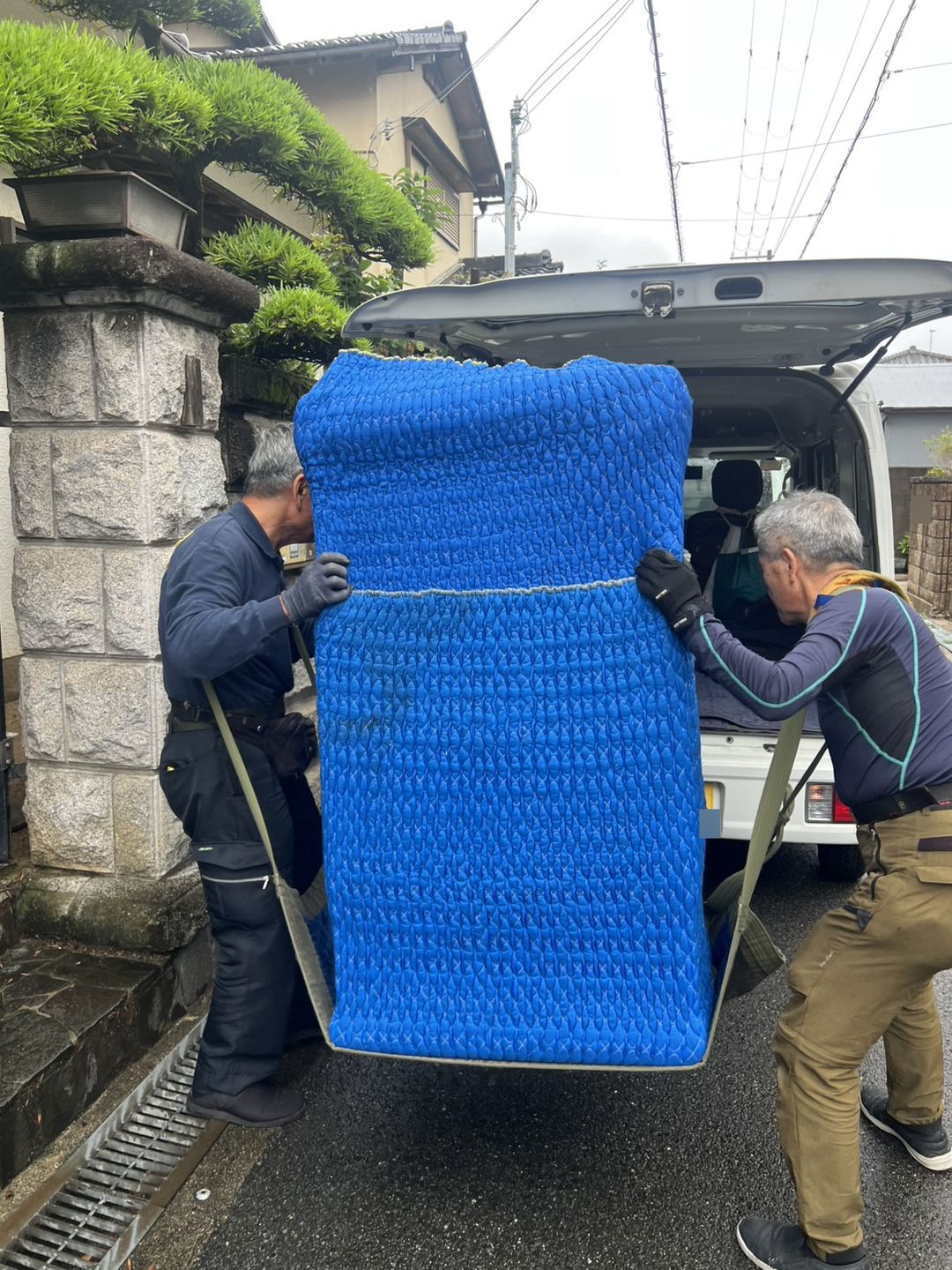 岸和田市並松町 養生カバーで包んだお仏壇を車両へ積み込む様子