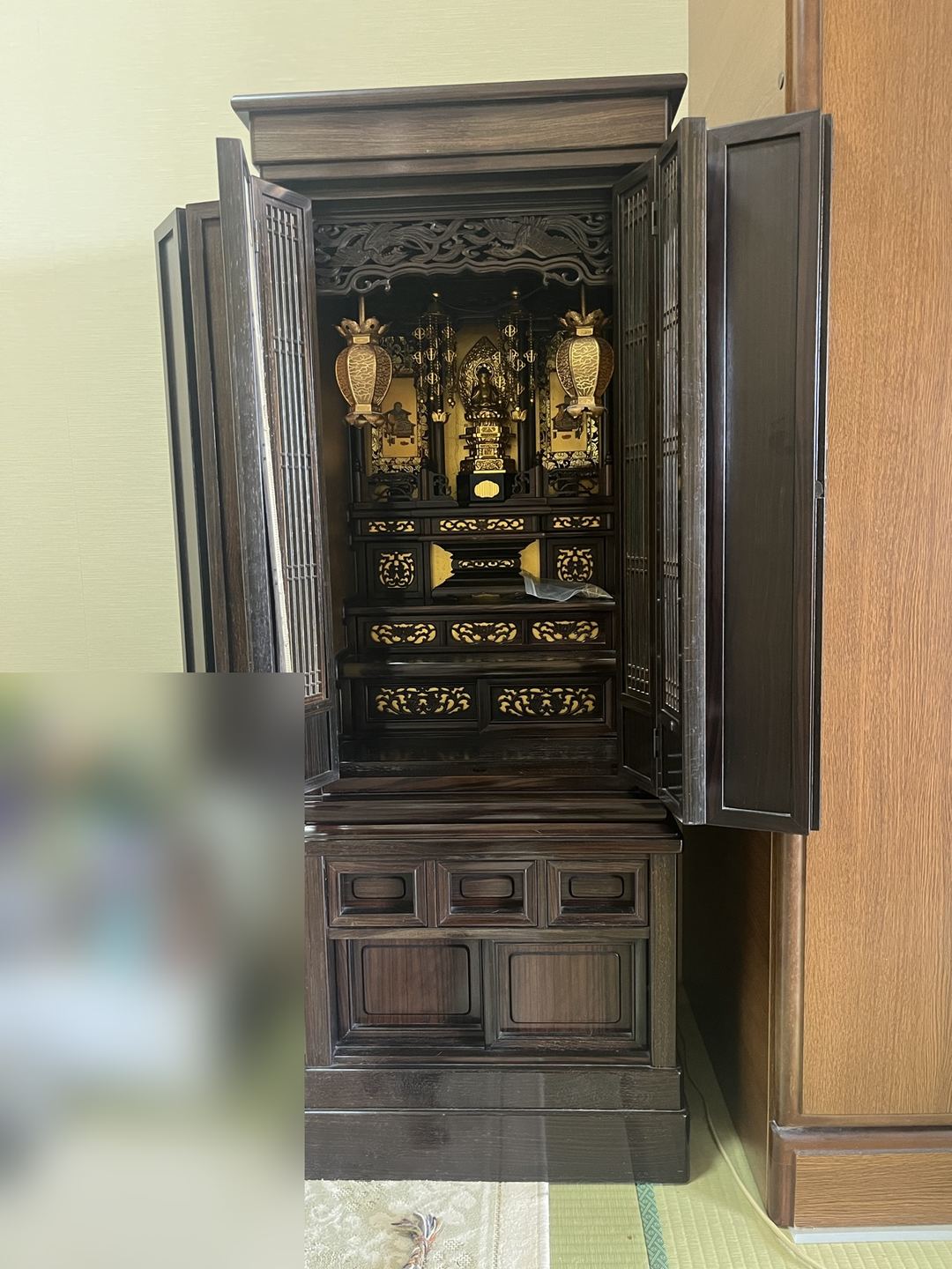 大阪府箕面市 扉を開けた状態の唐木仏壇（内部の彫刻とご本尊）
