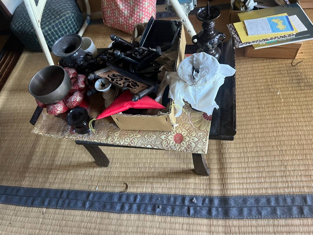大阪府堺市北区 お仏壇から取り出した仏具一式（花立・香炉・燭台など）