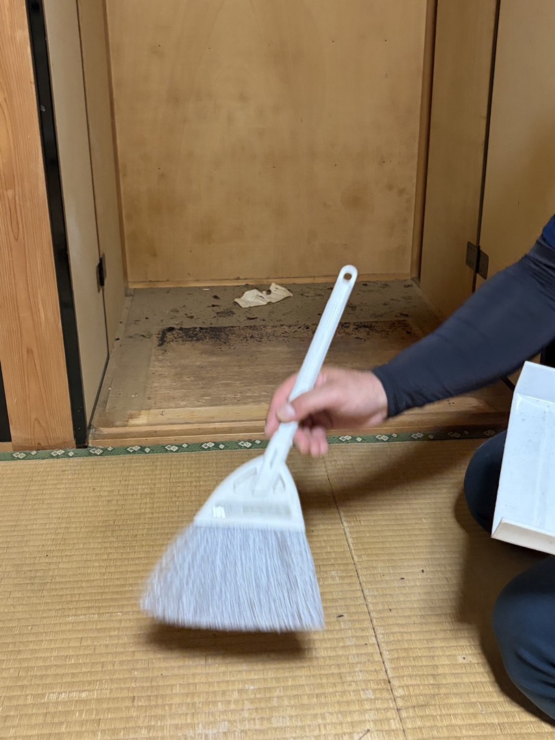 和歌山市 お仏壇撤去後に床を清掃する様子